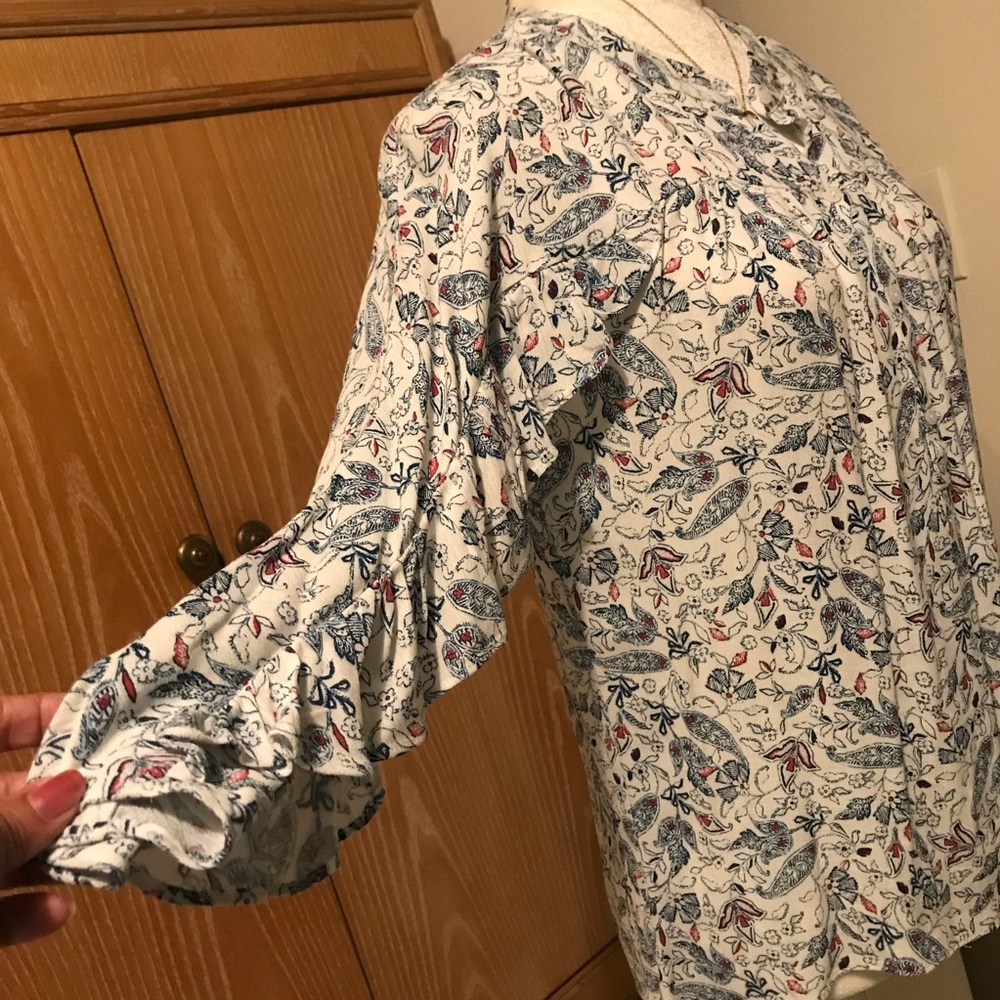 Lauren Conrad NWT floral ruffle sleeve top - Picture 5 of 8